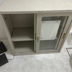 ガラスキャビネット　鍵付き　書庫の画像