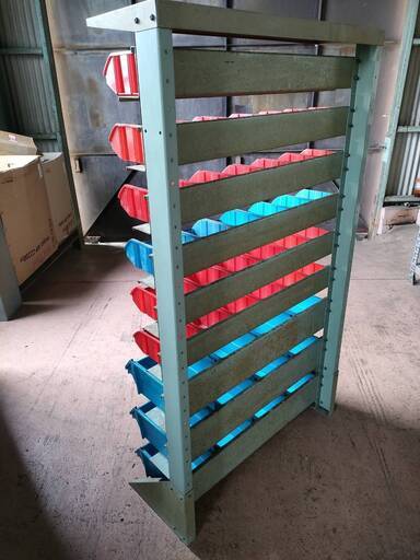 【早い者勝ち】【引取限定】中古樹脂トレーラック（48棚）　1台のみ　《現状渡し》　1台￥13,000 （現金支払 ）