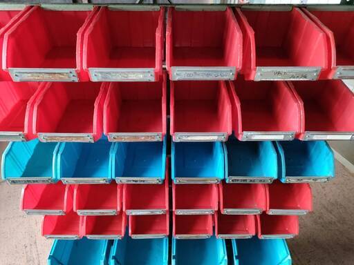 【早い者勝ち】【引取限定】中古樹脂トレーラック（48棚）　1台のみ　《現状渡し》　1台￥13,000 （現金支払 ）