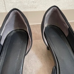 土踏まず部分があいているパンプス　ブラック　ローヒールの画像