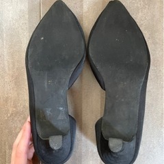 土踏まず部分があいているパンプス　ブラック　ローヒールの画像