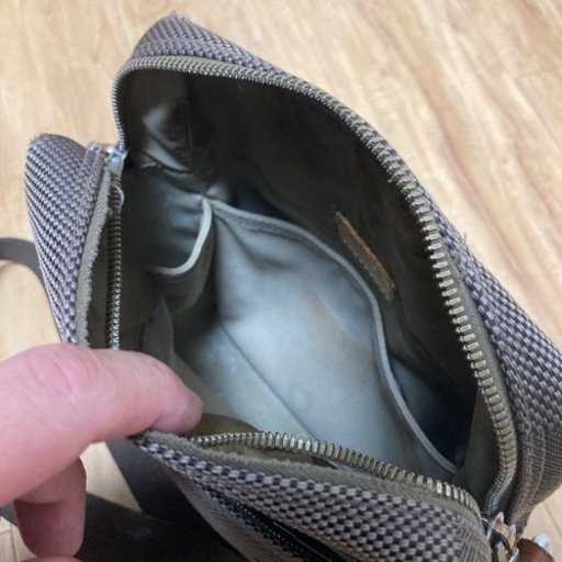 (お引き渡し予定者様決定)LOUIS VUITTON  メンショルダーバッグ正規品　ファスナー部分破損してますが状態いいです?