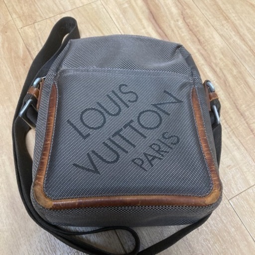 (お引き渡し予定者様決定)LOUIS VUITTON  メンショルダーバッグ正規品　ファスナー部分破損してますが状態いいです?