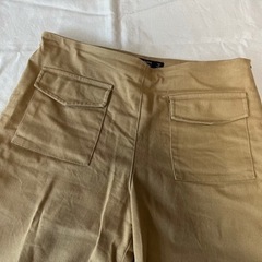 【ZARA BASIC】フロントにポケットがあるチノパンの画像