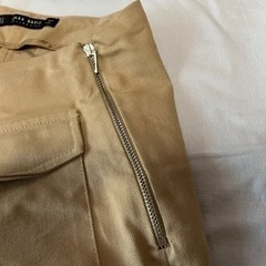 【ZARA BASIC】フロントにポケットがあるチノパンの画像