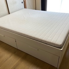IKEA クイーンサイズ　ベットフレーム　マットレス　ベットパットの画像