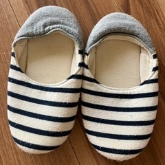 H&Mのバレエシューズとケユカの室内スリッパの二点の画像
