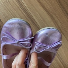 H&Mのバレエシューズとケユカの室内スリッパの二点の画像