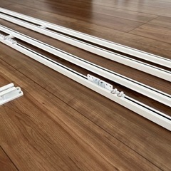 カーテンレール2個(1650mm、天井取り付けタイプ、白、ふさ掛...