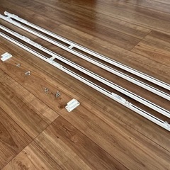 カーテンレール2個(1650mm、天井取り付けタイプ、白、ふさ掛け付き)の画像