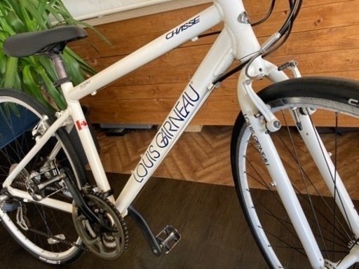 【LOUIS GARNEAU CHASSE前後タイヤ・チューブ新品！】3×8速　700×28cクロスバイク　ホワイト