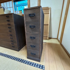 小ぶりな古タンス