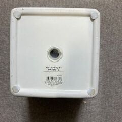白い花瓶　ニトリで購入　籠の花瓶もおつけしますの画像