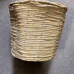 白い花瓶　ニトリで購入　籠の花瓶もおつけしますの画像