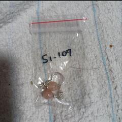 J←←←m18-17【緊急販売！！天然工房の倒産品/S1-107】天然サンストーン 日長石ラウンドピアスの画像