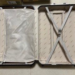 鍵付きの大きいスーツケース差し上げます