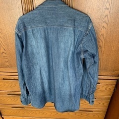 ユニクロデニムシャツMENS Mの画像