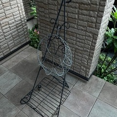 フラワースタンド（アイアン製）花カゴ付きの画像