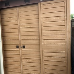 引き渡し予定となりました。ヨドコウ物置　木目　　　220cm×155cm高さ210の画像