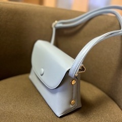 ショルダーバッグ　グレーの画像