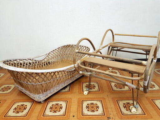 籐のベビーベッド　ゆりかご　キャスタースタンド付　アンティーク コレ見て！】アンティーク セール 籐 ラタン ゆりかご キャスター付