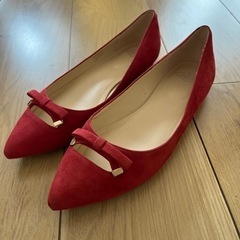 赤いパンプスの画像