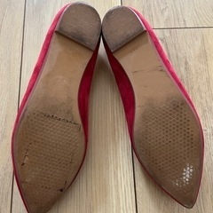 赤いパンプスの画像