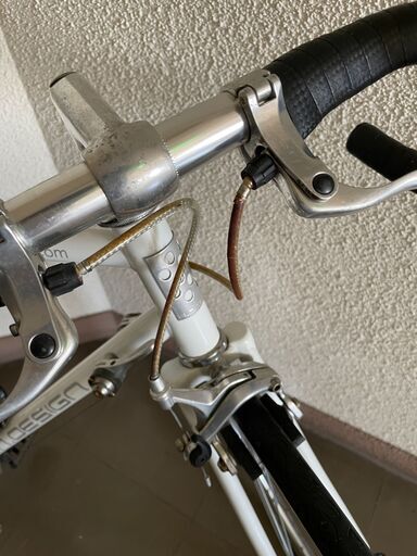 【北見市発】アンデザインワークス A.N.DESIGNWORKS クロスバイク 2014050078 25インチ 14段ギア 白 ST (E1680kmkmY)