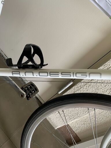 【北見市発】アンデザインワークス A.N.DESIGNWORKS クロスバイク 2014050078 25インチ 14段ギア 白 ST (E1680kmkmY)