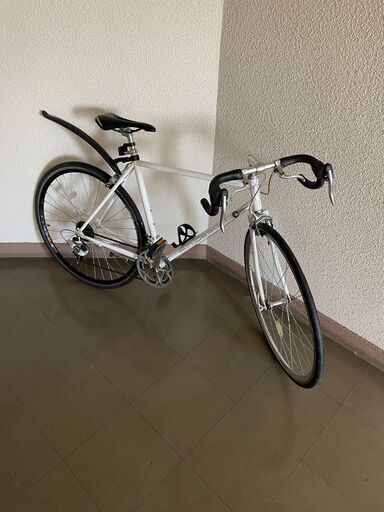 【北見市発】アンデザインワークス A.N.DESIGNWORKS クロスバイク 2014050078 25インチ 14段ギア 白 ST (E1680kmkmY)