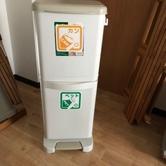 ゴミ箱、鏡、コルクボード