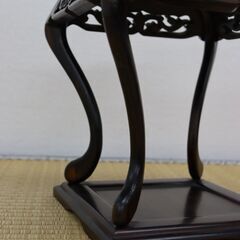 【ヤ取】≪J902ジ≫香炉台 黒檀 透かし彫り 高さ28cm 四つ足 飾り台/花台/盆栽台 彫刻/木彫り 木製 東洋風/和風 アンティーク/インテリア の画像
