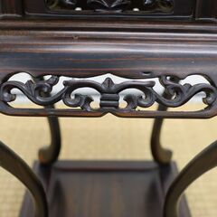 【ヤ取】≪J902ジ≫香炉台 黒檀 透かし彫り 高さ28cm 四つ足 飾り台/花台/盆栽台 彫刻/木彫り 木製 東洋風/和風 アンティーク/インテリア の画像