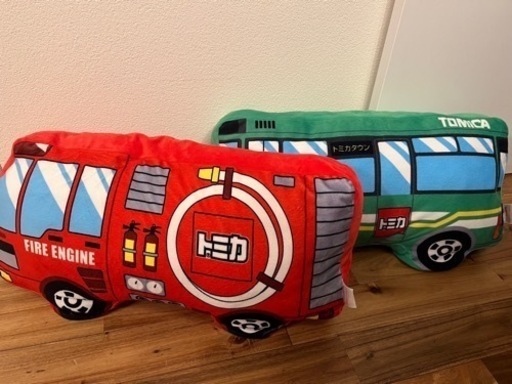 トミカバス＆消防車クッション　1000円