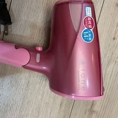 ピンクのドライヤーの画像