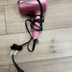 ピンクのドライヤーの画像