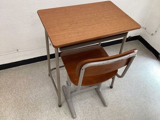 学校用の机と椅子