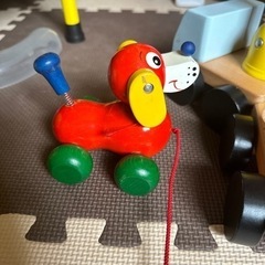 木の玩具　犬とクレーン車の画像
