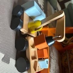 木の玩具　犬とクレーン車の画像