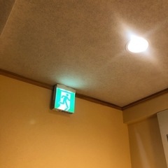 誘導灯と非常灯の画像