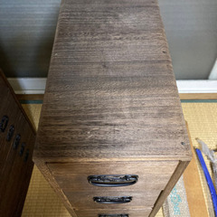 小ぶりな古タンスの画像
