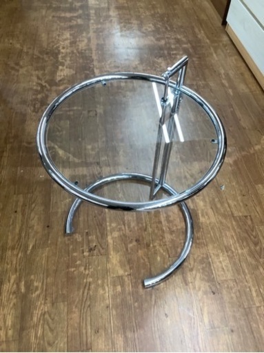 ガラスアジャスタブルテーブル入荷しました！