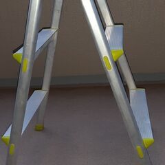 (土)配達可。3段脚立。ほぼ未使用、室内保管　近場なら配達します。