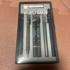 ボールペン、シャープペンシル、蛍光ペンなどのセットの画像