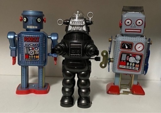 ロボット3体。左と中央は復刻版。右は最近販売された品。