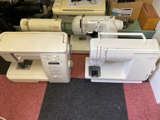 中古ミシンいろいろ。