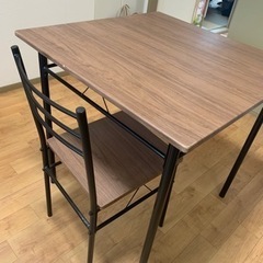 受付終了。テーブル、椅子二脚、セット。