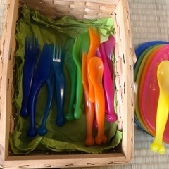 IKEAの子供用お皿、カトラリーの画像
