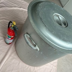 巨大な寸胴鍋       B