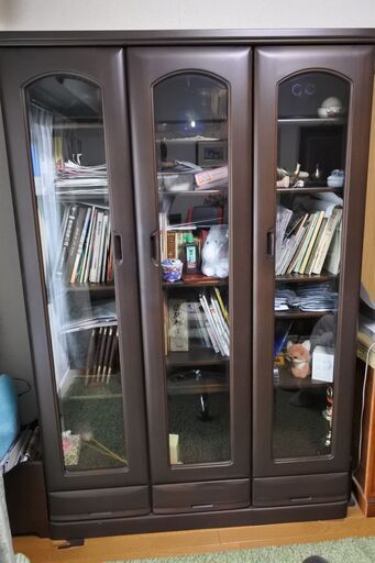 【大幅値下げ】高級書棚  ■ 価格交渉可能■モダンな3枚扉 ガラス戸棚 約外寸 幅１２３ｃｍ高さ１８５ｃｍ 奥行４０ｃｍ  3辺合計 ３４８ｃｍ